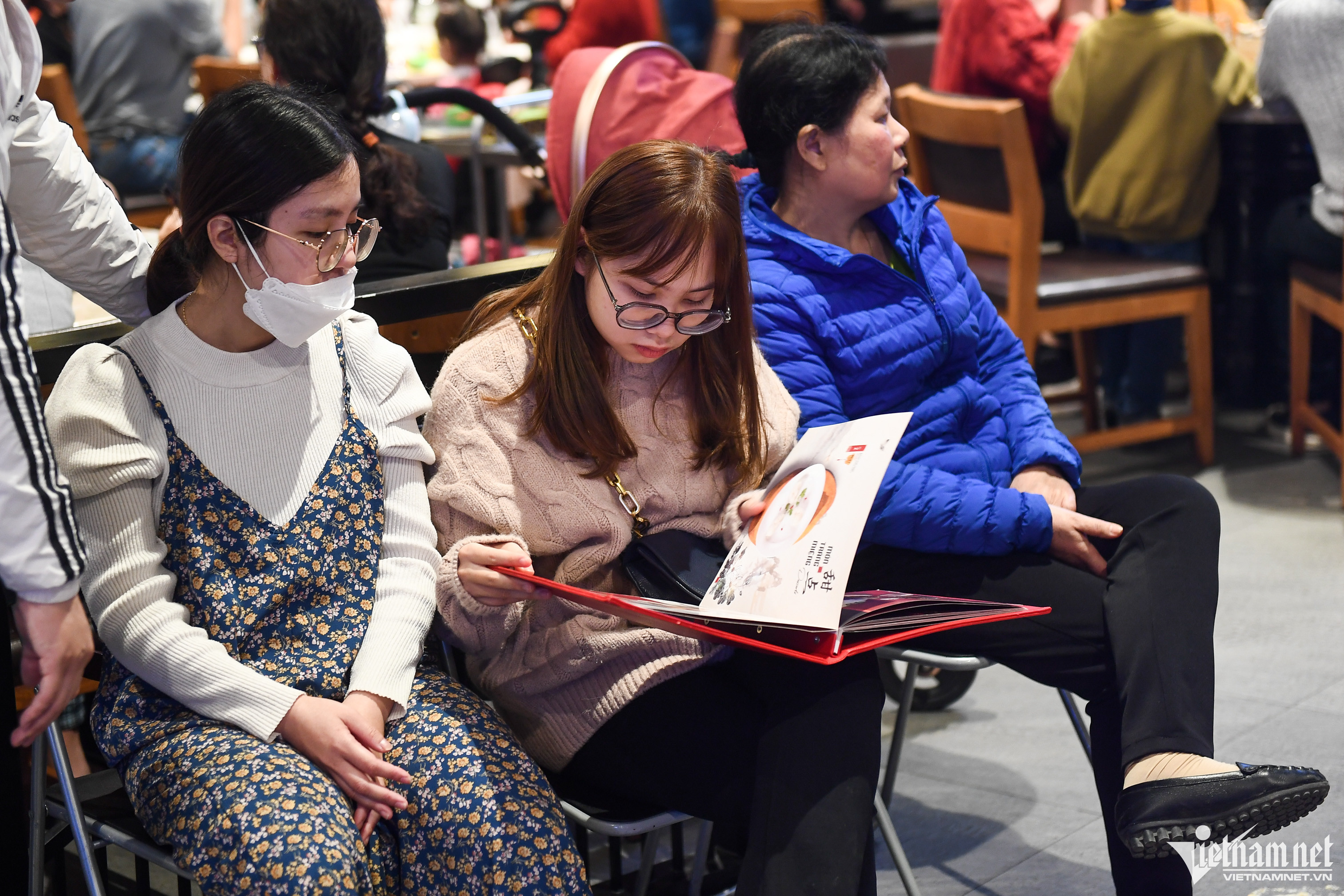 Sau khi gọi món, nữ khách hàng này mất thêm khoảng 15 phút ngồi ngoài đợi. 