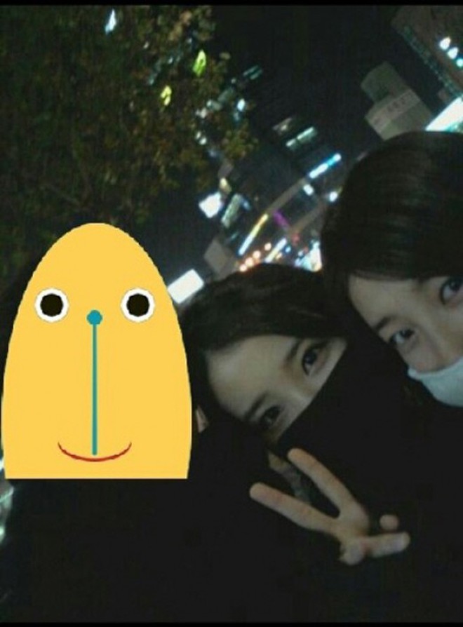 Họ nhiều lần tụ họp đi chơi, ngồi cạnh nhau tại các sự kiện