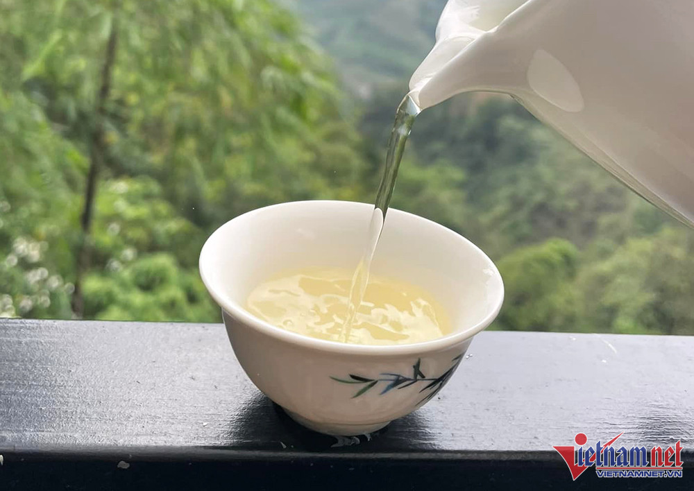 Trà khi pha có màu trắng trong, nhấp uống đến ngụm thứ hai sẽ cảm nhận được vị ngọt dịu sâu lắng (Ảnh: Thế Cường)