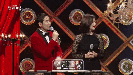 Lee Jong Suk còn có động thái giống như tỏ tình mỹ nhân sinh năm 1994 tại lễ trao giải SBS Drama Awards 2017. Dù công khai ca ngợi Suzy bằng nhiều mỹ từ nhưng Lee Jong Suk vẫn chưa từng xác nhận tin đồn tình ái với cô