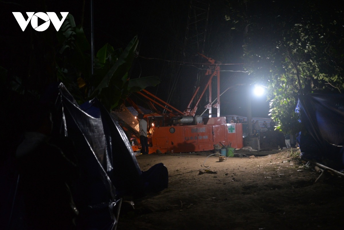 Công tác giải cứu được lực lượng chức năng triển khai xuyên đêm.