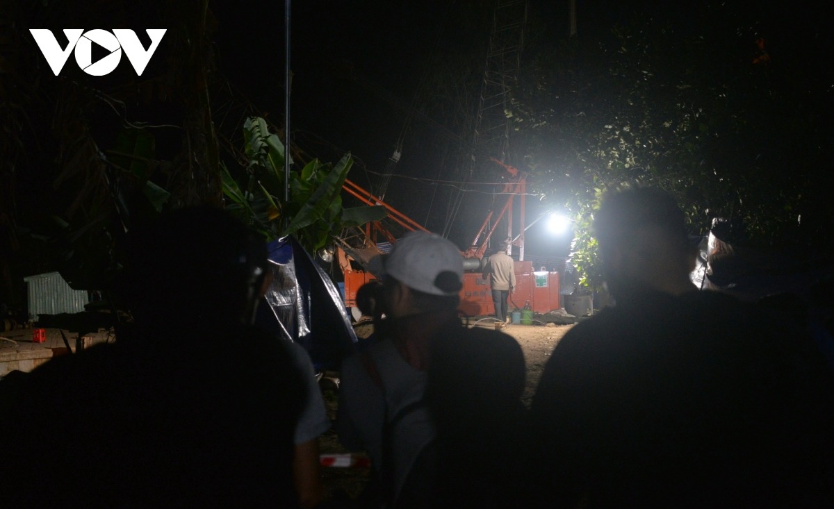 Ghi nhận của phóng viên tại hiện trường vào thời điểm 1h30 phút sáng ngày 2/1/2023, lực lượng chức năng vẫn đang tiếp tục chạy đua với thời gian để giải cứu bé trai 10 tuổi lọt xống trụ bê tông rỗng sâu khoảng 35m tại xã Phú Lợi, huyện Thanh Bình, tỉnh Đồng Tháp. (ảnh: Lực lượng chức năng làm việc xuyên đêm).