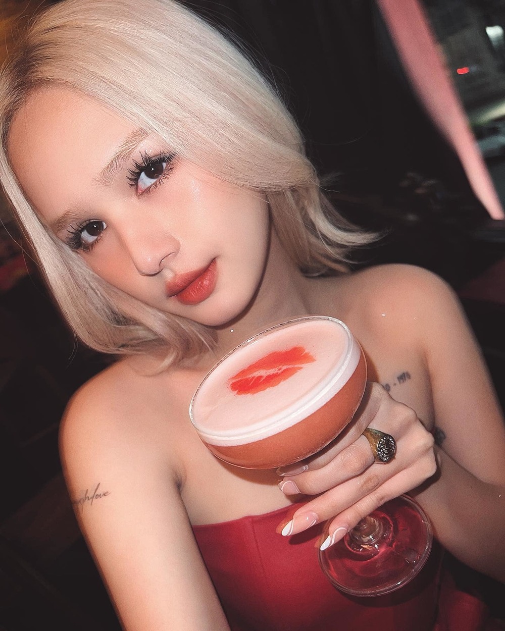 Bà xã Xemesis cho biết khi biết mình có hình xăm đầu tiên vào năm 15 tuổi, mẹ cô đã khóc rất nhiều. Khi đó gia đình cảm thấy sốc nhưng cũng dần chấp nhận vì không thay đổi được gì. Ảnh: FBNV