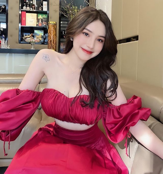 Ngoài ra, gái xinh 10x Vân Anh còn có điểm nổi bật khác là hình xăm bông hoa ở vai.