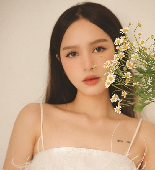 Hot girl Xoài Non (Phạm Trang) cũng không đứng ngoài trào lưu xăm hình nhỏ tạo điểm nhấn.