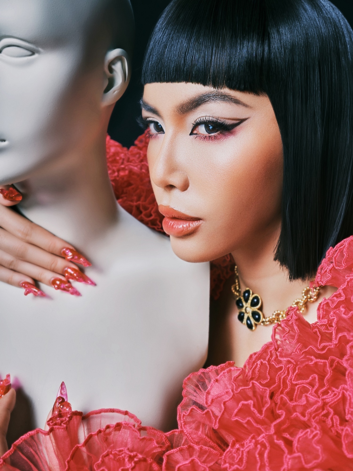 Mở màn với bộ ảnh thời trang “Minh Tú 10Y”, Minh Tú mong muốn tái hiện lại những hình ảnh đáng nhớ, gắn liền với những cột mốc đặc biệt của mình: từ lúc mới chập chững vào nghề, tới khi nổi tiếng, vượt qua những biến cố và trưởng thành. Đây là giai đoạn Minh Tú chập chững vào nghề một cách đầy tình cờ. Nhưng rồi sau sự dấn thân đó là một Minh Tú khao khát chinh phục bằng sự cá tính và đầy khác biệt trên sàn catwalk.