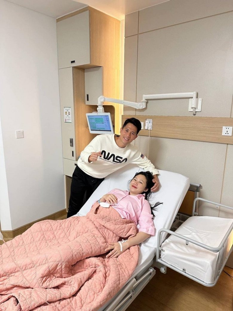 Vợ chồng nam cầu thủ đón niềm vui lớn ngay ngày đầu năm mới.