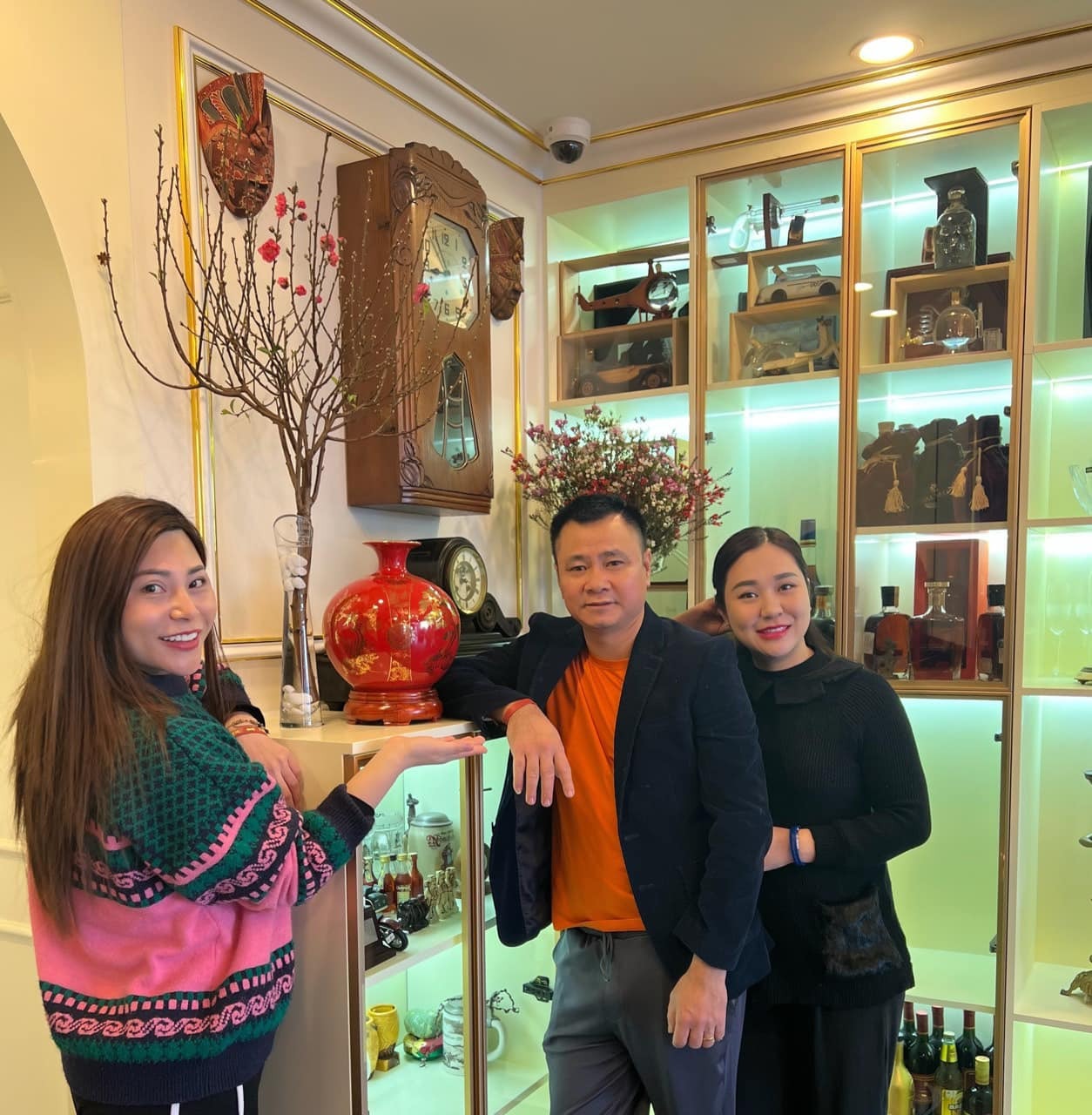 Qua ảnh, có thể thấy không gian sống của nghệ sĩ Tự Long và bà xã rất ấm cúng, rộng rãi.