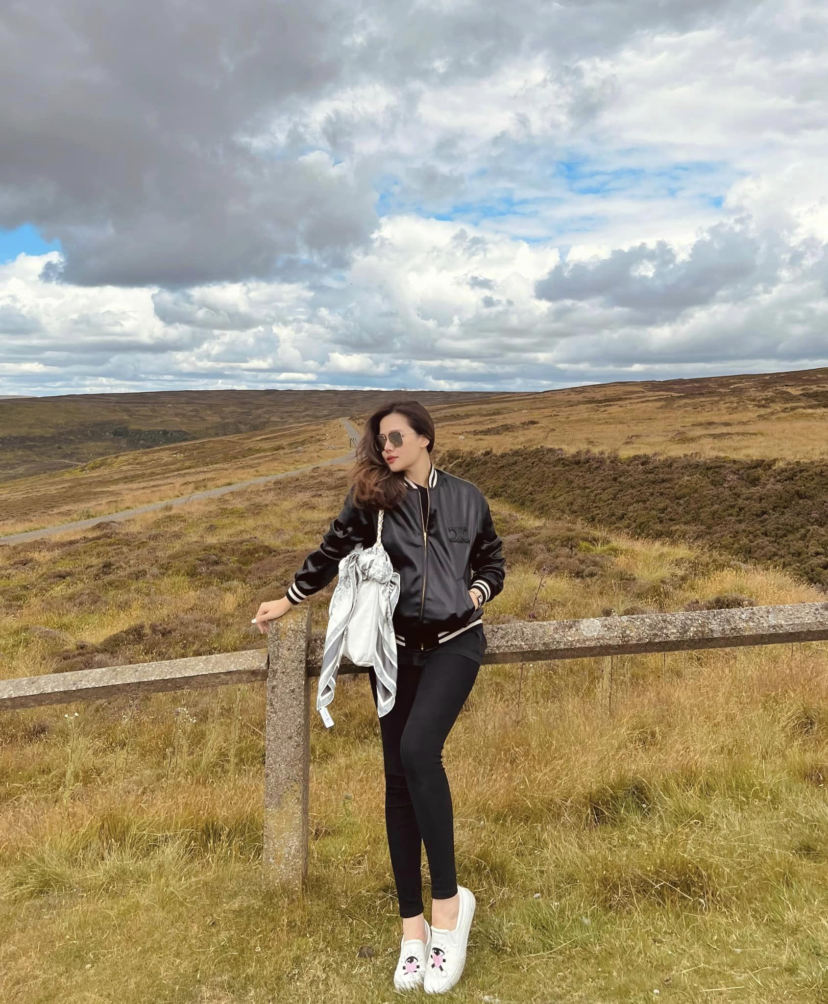 Khi mang bầu, Phanh Lee cũng được ông xã đưa đi du lịch khắp trời Tây. Tuy vậy, mẹ 2 con vẫn hiếm hoi chia sẻ hình ảnh cũng như những thông tin cá nhân của bạn đời.