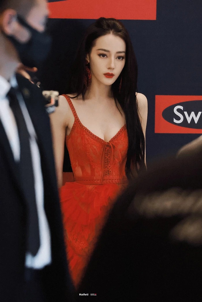 Vì đặc thù công việc phải di chuyển nhiều nên mỹ nhân Tân Cương cũng không biết nên mua nhà ở đâu cho hợp lí.