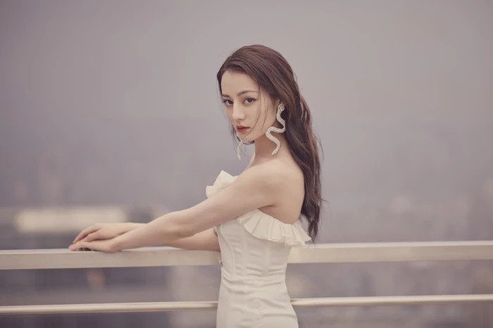 Địch Lệ Nhiệt Ba có khối tài sản khủng nhưng không đầu tư bất động sản, siêu xe hay đồ hiệu.