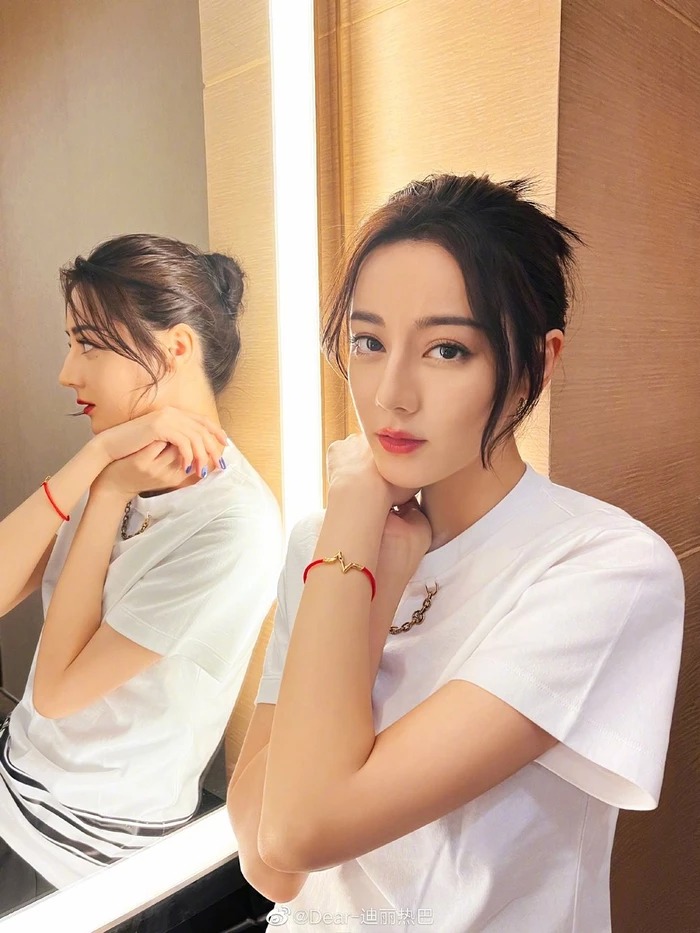 Nữ diễn viên có phong cách đời thường khá giản dị và chăm chỉ tham gia nhiều hoạt động từ thiện.