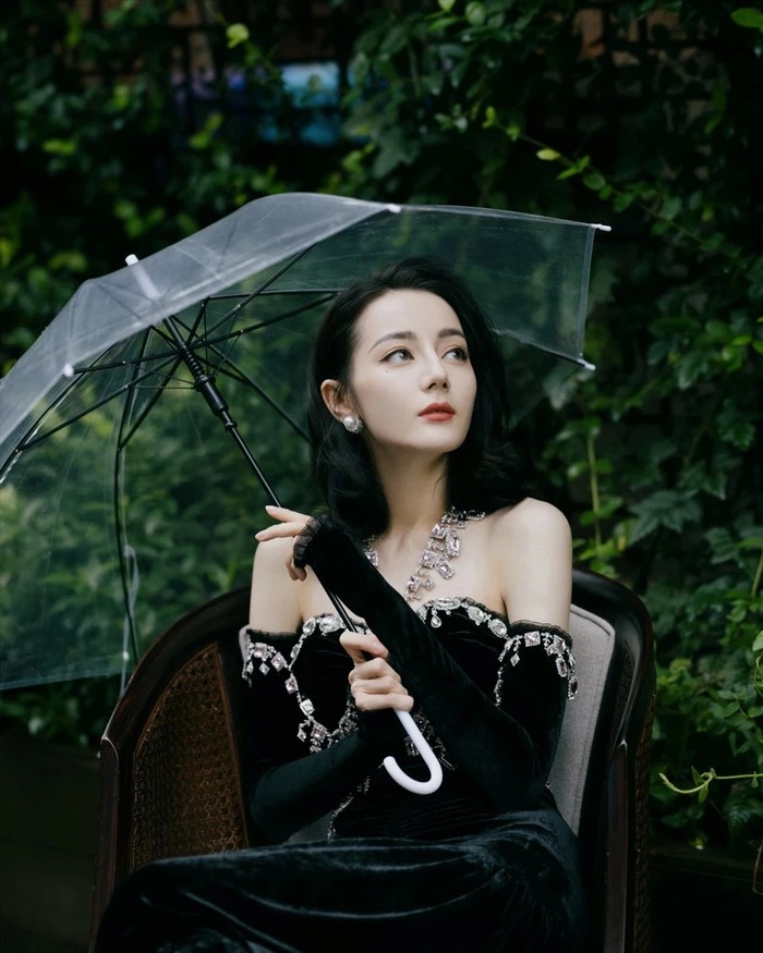 Địch Lệ Nhiệt Ba gây bất ngờ khi tiết lộ chuyện không mua nhà.