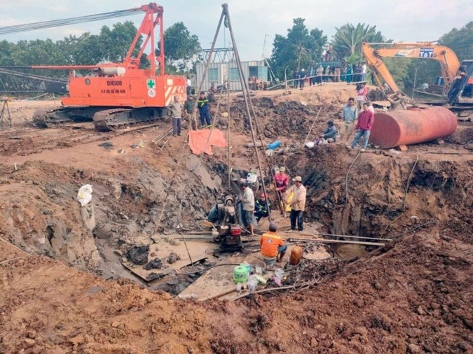 đang tích cực đào cọc để giải cứu cháu bé