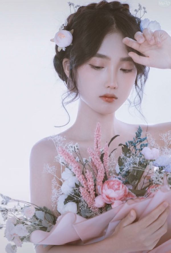 Từng nhận được sự quan tâm lớn nhưng Hoài Thu cũng không lấy đó làm bàn đạp để đá sân sang mảng giải trí như bao bạn trẻ khác mà vẫn giữ lối sống mộc mạc của một cô sinh viên.