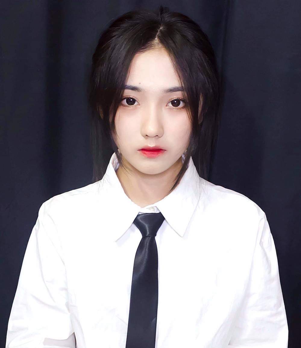 Trước đó, Hoài Thu từng được YouTuber L. bắt gặp trên đường và mời tham gia thử thách người chơi dù được hỏi câu gì cũng không được đáp lạ bằng lời nói.