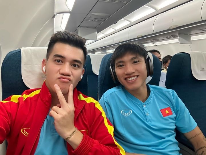 Tiến Linh cũng chia sẻ hình ảnh cùng Đoàn Văn Hậu trên chuyến bay