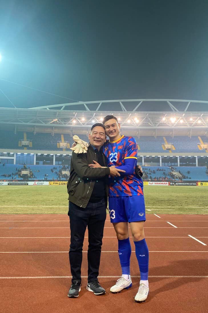 Thủ thành Đặng Văn Lâm đăng ảnh chụp cùng bố trên sân Mỹ Đình