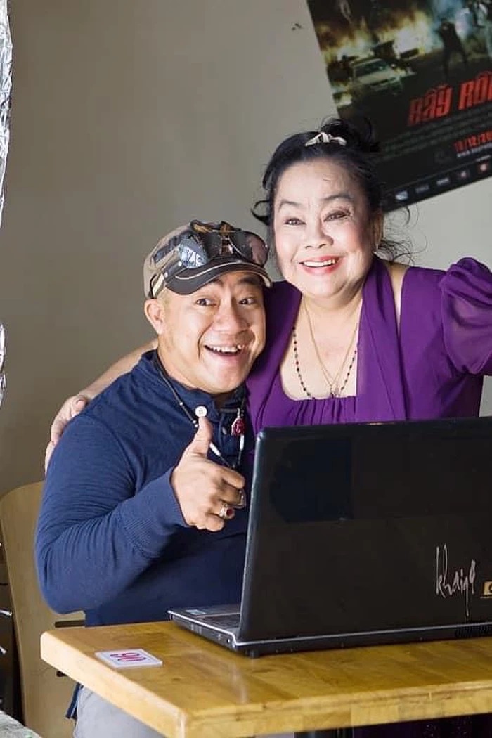 Anh tiết lộ đã mồ côi mẹ 12 năm, mồ côi ba được 3 năm.