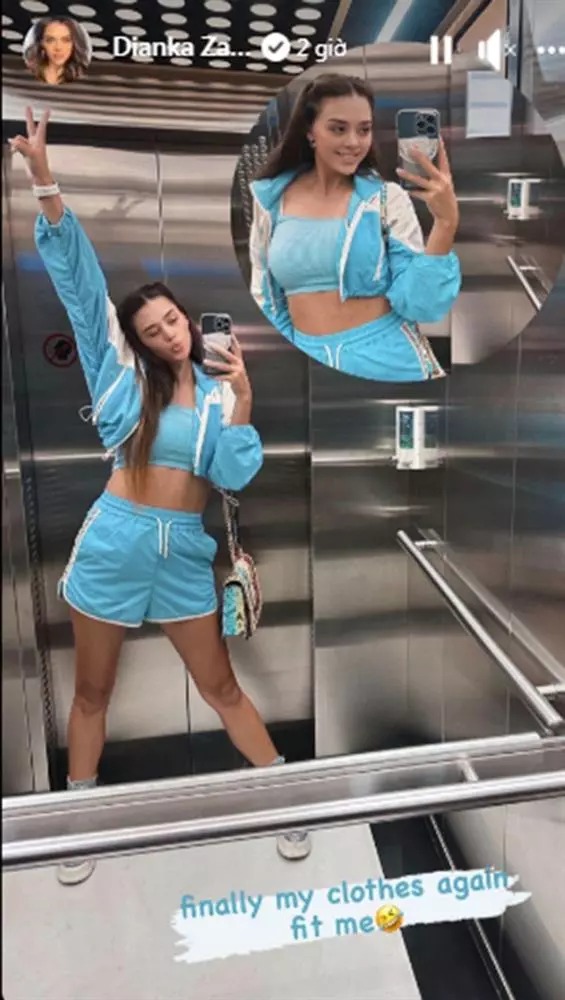 Mẫu Tây diện chiếc quần sooc ngắn màu xanh phía trên là chiếc áo dạng crop top sau 2 tuần lâm bồn. Chính trang phục hở bạo này giúp bà mẹ một con khoe trọn vóc dáng eo thon.