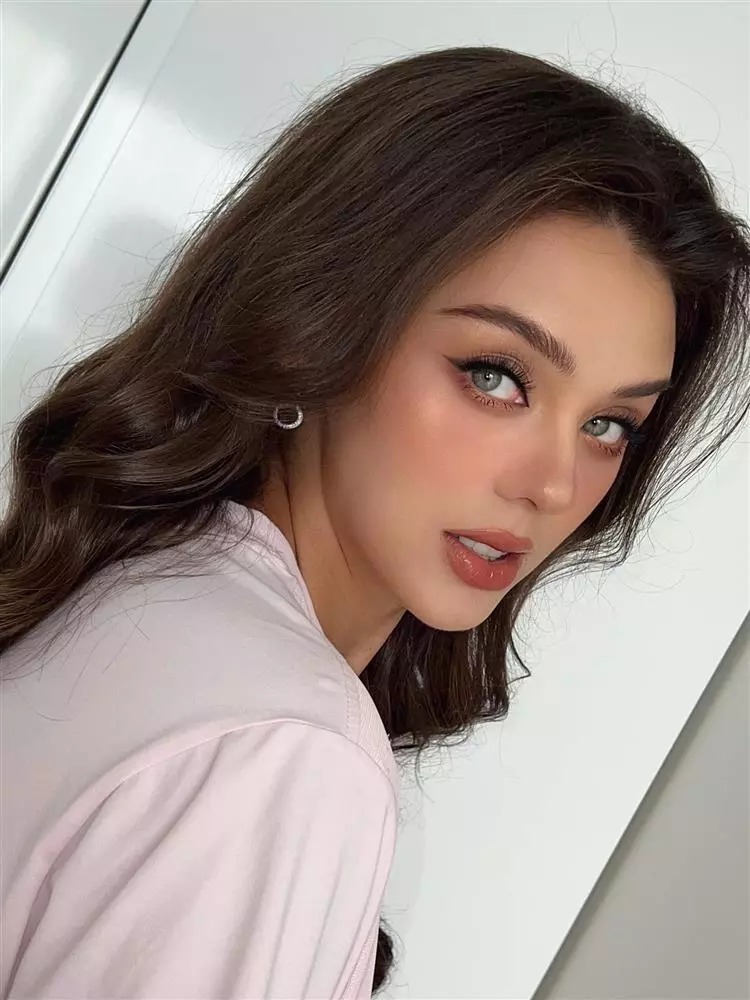 Trong hình, Dianka trang điểm theo phong cách trưởng thàng, gương mặt đẹp chuẩn gái một con. Ai cũng xuýt xoa trước sắc vóc vợ Tiến Dũng.