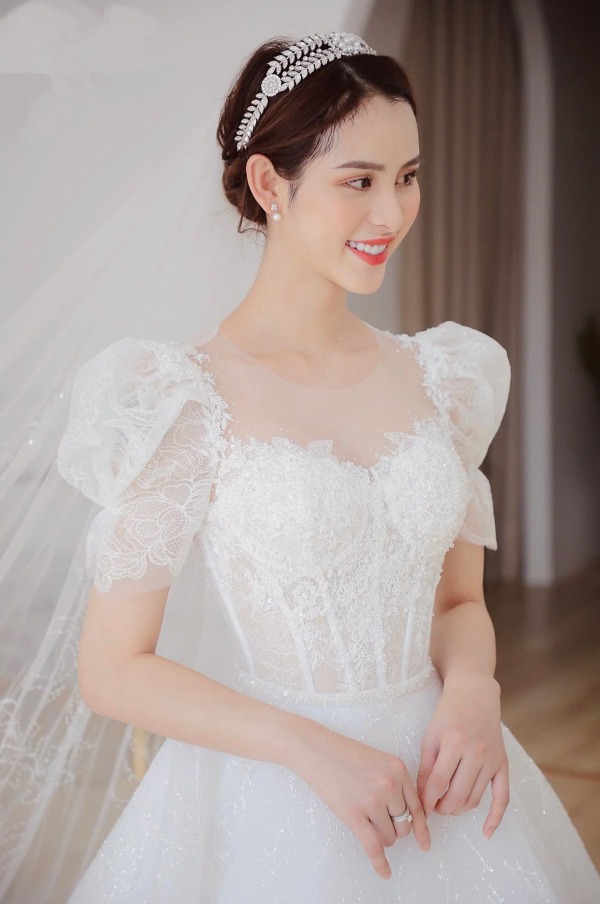 Có thể nói kể từ ngày đăng quang Á hậu Hoa hậu chuyển giới Việt Nam, Tường Vi gần như có 1 cuộc sống mới khi được nhiều người biết đến.