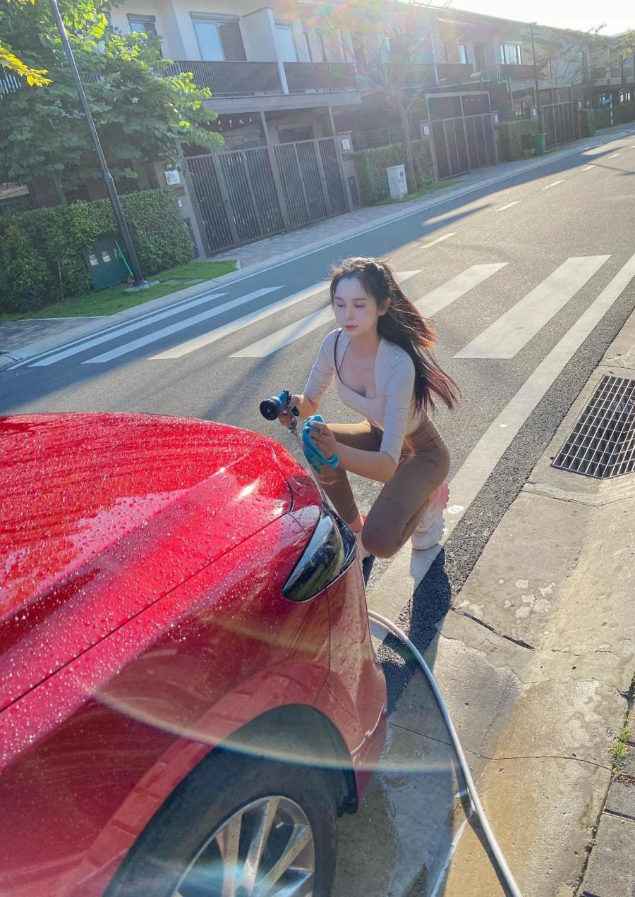 Trong ảnh, Nguyễn Phạm Tường Vi khoe thân hình cân đối, nước da trắng sáng, hình ảnh đời thường của cô vẫn thu hút và rạng rỡ.