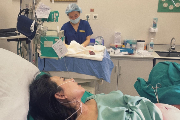 Khoảnh khắc thiêng liêng của gia đình Phan Mạnh Quỳnh khi đón thiên thần nhỏ chào đời