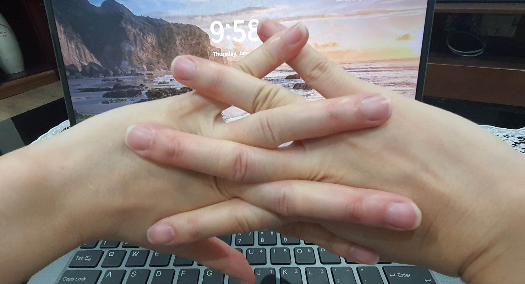 Nhiều người có thói quen vặn, bẻ khớp ngón tay. Ảnh: TV