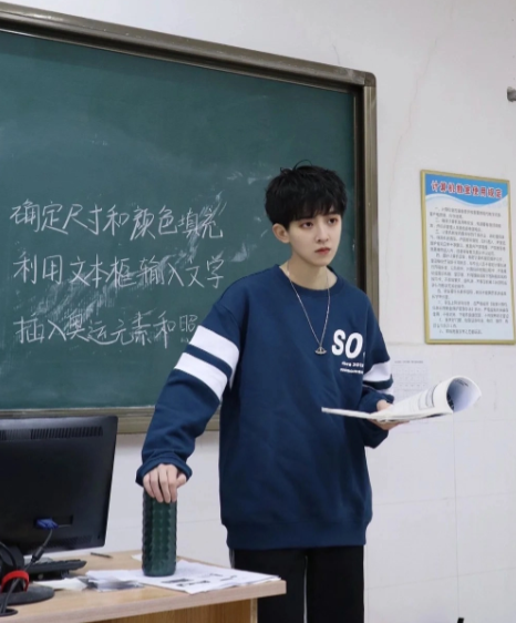 Được biết, nữ giảng viên có biệt danh là Trứng Cuộn KungFu, sinh năm 1996.