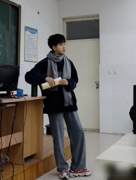 Dù còn trẻ tuổi nhưng cô đã khẳng định được tài trí của mình khi làm giảng viên môn Máy tính cơ bản tại một trường đại học tại trung tâm thành phố Thượng Hải.