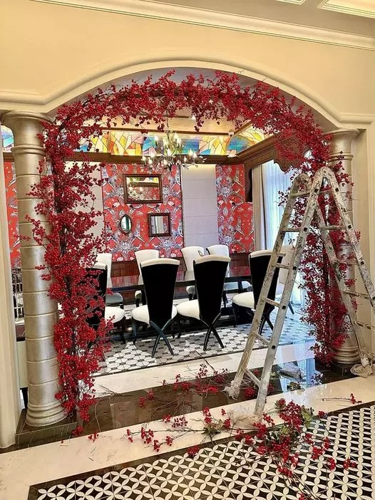 Ngay khi Tết Dương lịch vừa qua, vợ chồng đại gia quận 7 đã tháo bỏ toàn bộ đồ trang trí trước đó, mua rất nhiều đồ trang trí mới về để chuẩn bị đón Tết Nguyên đán.