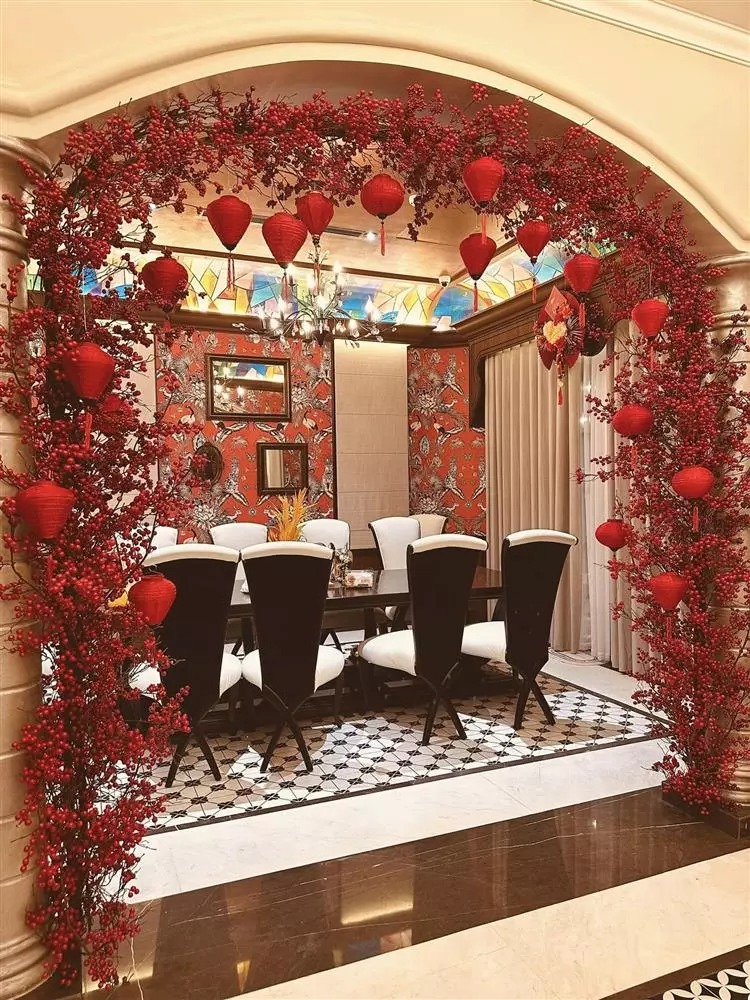 Toàn bộ không gian trong nhà đều được trang hoàng đỏ rực rỡ mang đậm màu sắc may mắn.