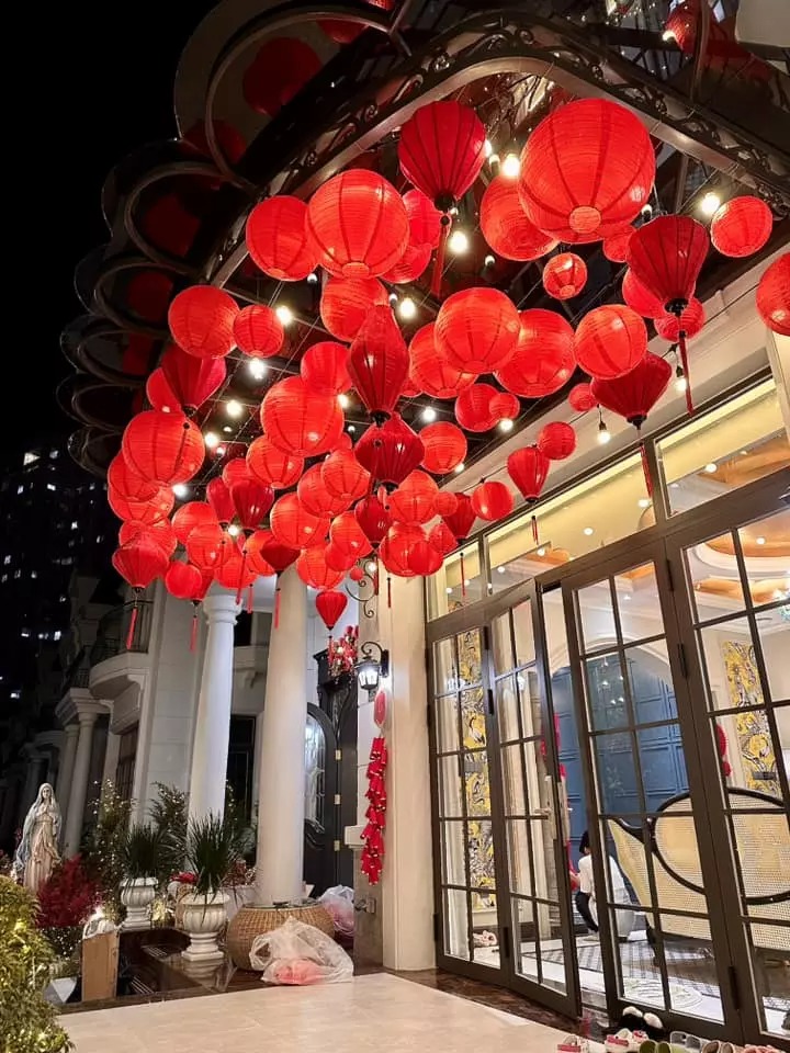 Phía trước cửa nhà cũng treo rất nhiều lồng đèn đỏ và các chùm pháo giả, tượng trưng cho năm mới.