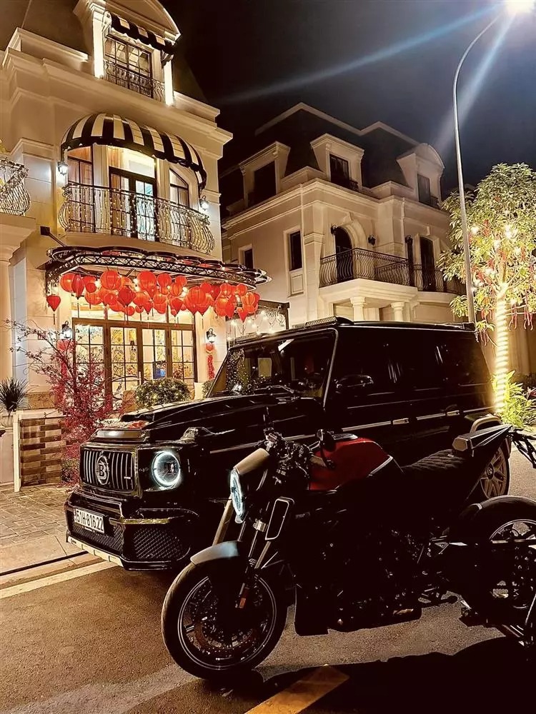 Toàn bộ khung cảnh phía ngoài của gia đình Di Băng.