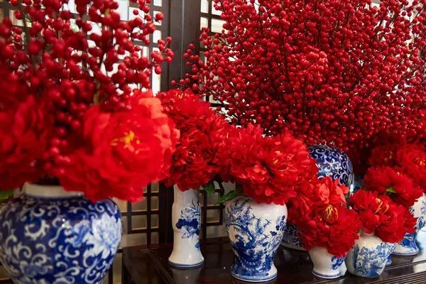 Loại hoa chủ đạo hay được Di Băng lựa chọn là đào đông, được trưng bày từ ngoài cổng vào tới trong nhà.​​​​​​​