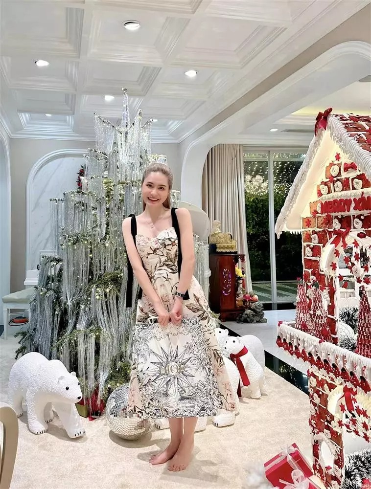Vốn được mệnh danh lắm của nhiều tiền lại vừa chi tiền tỷ sắm nhà mới, dịp Noel và Tết Dương lịch vừa qua, Đoàn Di Băng tiếp tục bạo tay chi khủng để trang trí nhà cửa.