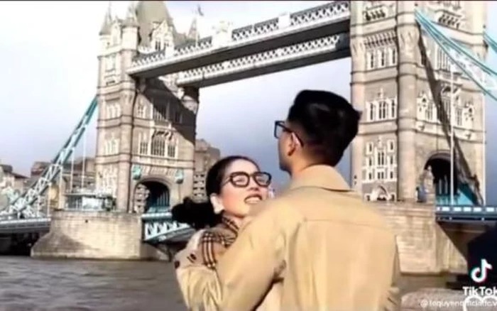 Lệ Quyên đã đăng tải đoạn clip ghi lại 1001 khoảnh khắc tình bể bình bên Lâm Bảo Châu.