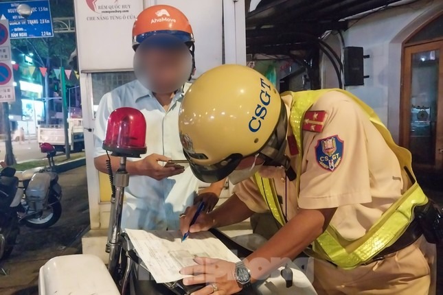 CSGT lập biên bản xử phạt anh V vì lỗi sử dụng rượu bia khi tham gia giao thông