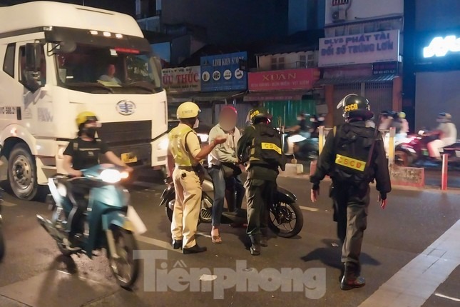 Đội CSGT Bến Thành cùng CSCĐ dừng phương tiện một trường hợp nghi vấn tài xế có sử dụng rượu bia để kiểm tra