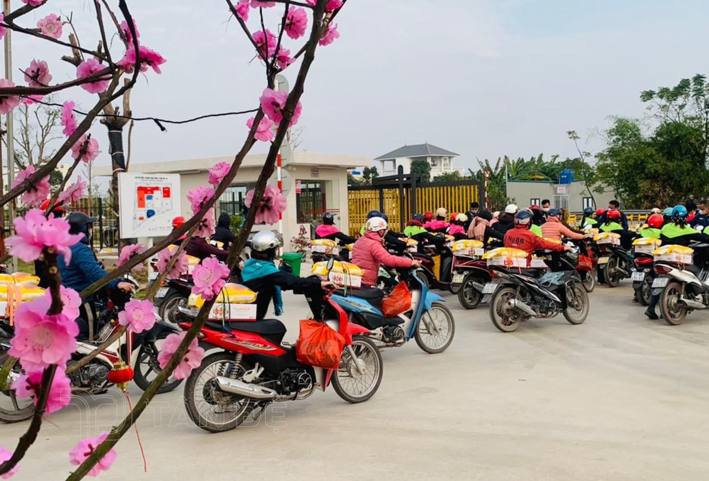 Hình ảnh khiến không ít người lao động trên cả nước cảm thấy xúc động. 