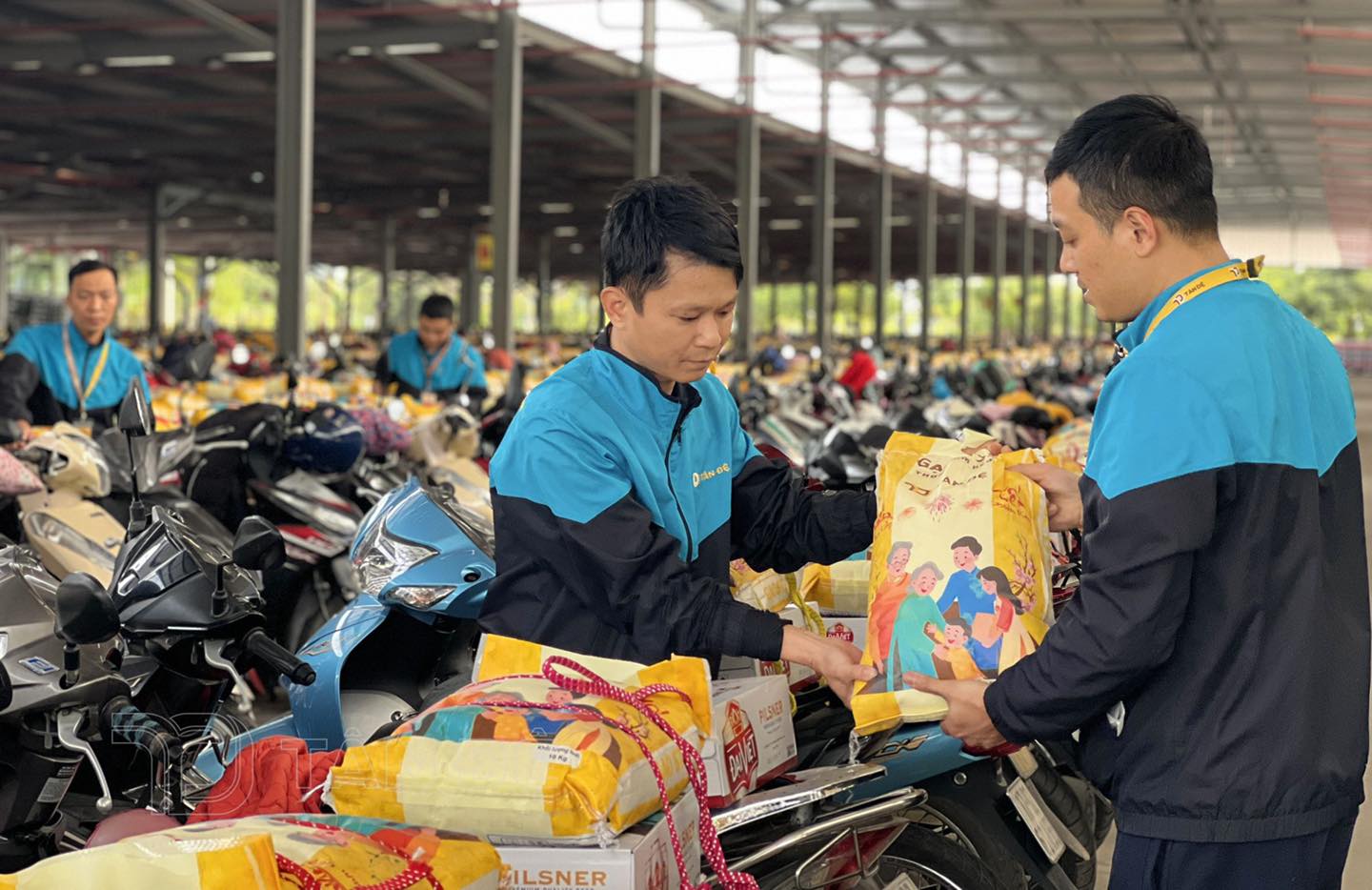 Theo vị này, 5 năm qua công ty đã thực hiện hình thức phát quà như vậy. Tuy nhiên, từ 2 năm trở lại đây, các phần quà chỉn chu hơn.