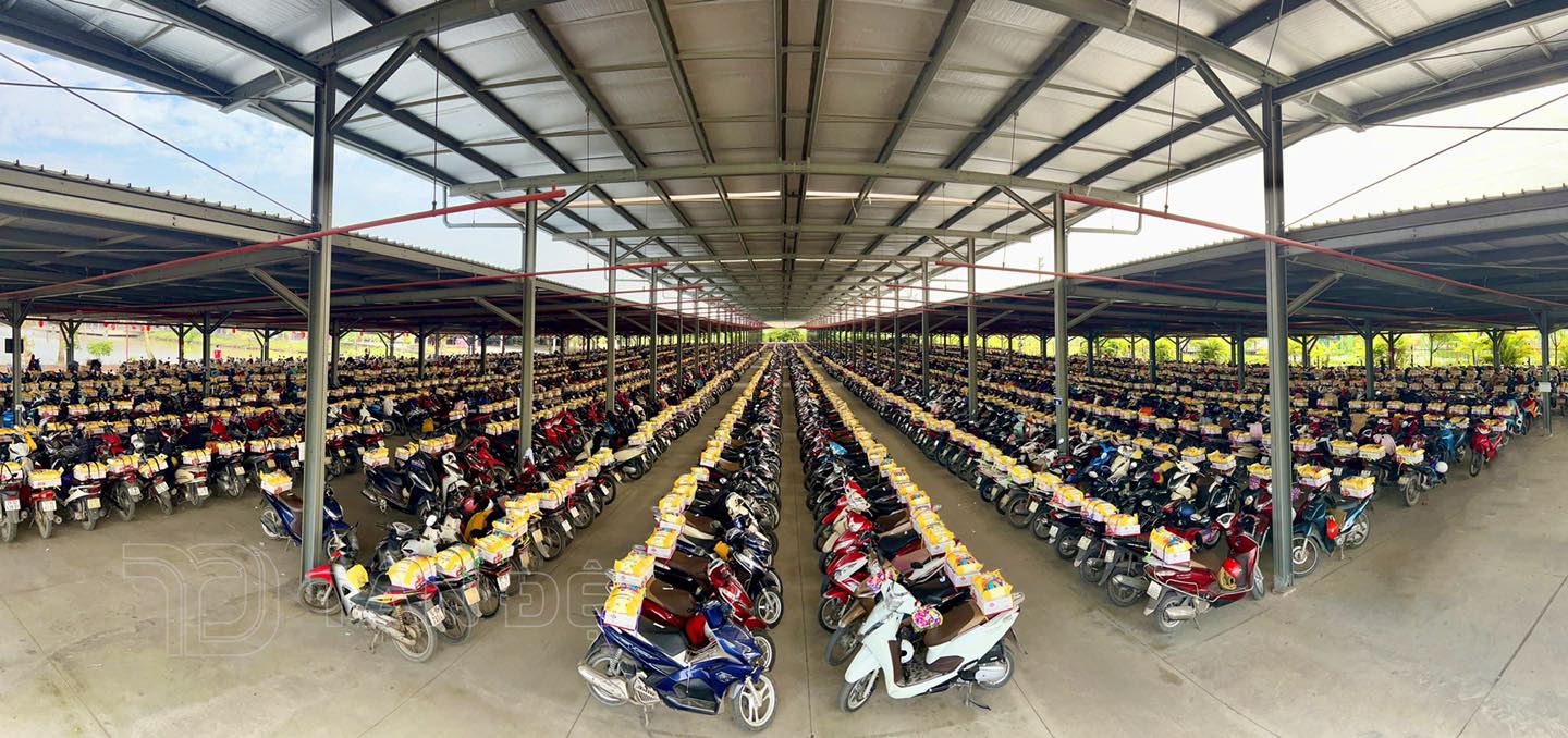 Mới đây, trên mạng xã hội xuất hiện hình ảnh hàng nghìn chiếc xe máy được buộc sẵn những phần quà tết cho công nhân khiến nhiều người xúc động. Hình ảnh này được nhiều người chia sẻ trong bối cảnh kinh tế nhiều khó khăn, không ít doanh nghiệp không có thưởng cho công nhân hoặc chỉ thưởng tượng trưng.