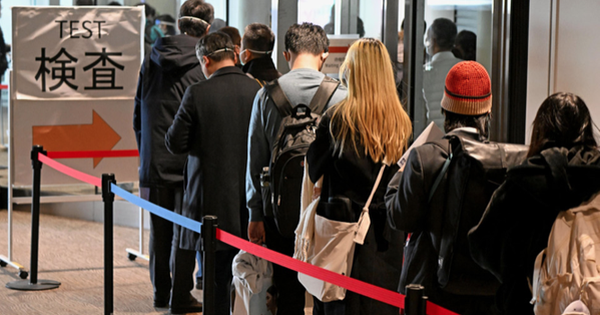 Hành khách từ Thượng Hải - Trung Quốc xếp hàng để xét nghiệm COVID-19 tại sân bay Narita gần thủ đô Tokyo - Nhật Bản ngày 8-1. Ảnh: Kyodo News