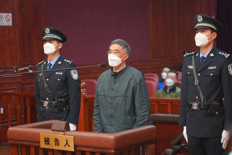Từ Minh (giữa) trước tòa hôm 5/1. Ảnh: Sina