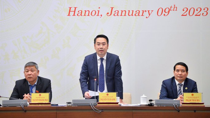 Phó trưởng Ban Công tác đại biểu thuộc Ủy ban Thường vụ Quốc hội Nguyễn Tuấn Anh trả lời câu hỏi báo chí. Ảnh: Phạm Thắng
