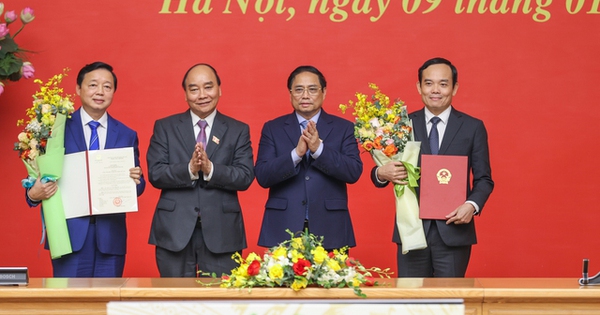 Chủ tịch nước Nguyễn Xuân Phúc trao quyết định bổ nhiệm Phó Thủ tướng đối với ông Trần Lưu Quang và ông Trần Hồng Hà; Thủ tướng Phạm Minh Chính tặng hoa chúc mừng hai tân Phó Thủ tướng. Ảnh: Nhật Bắc