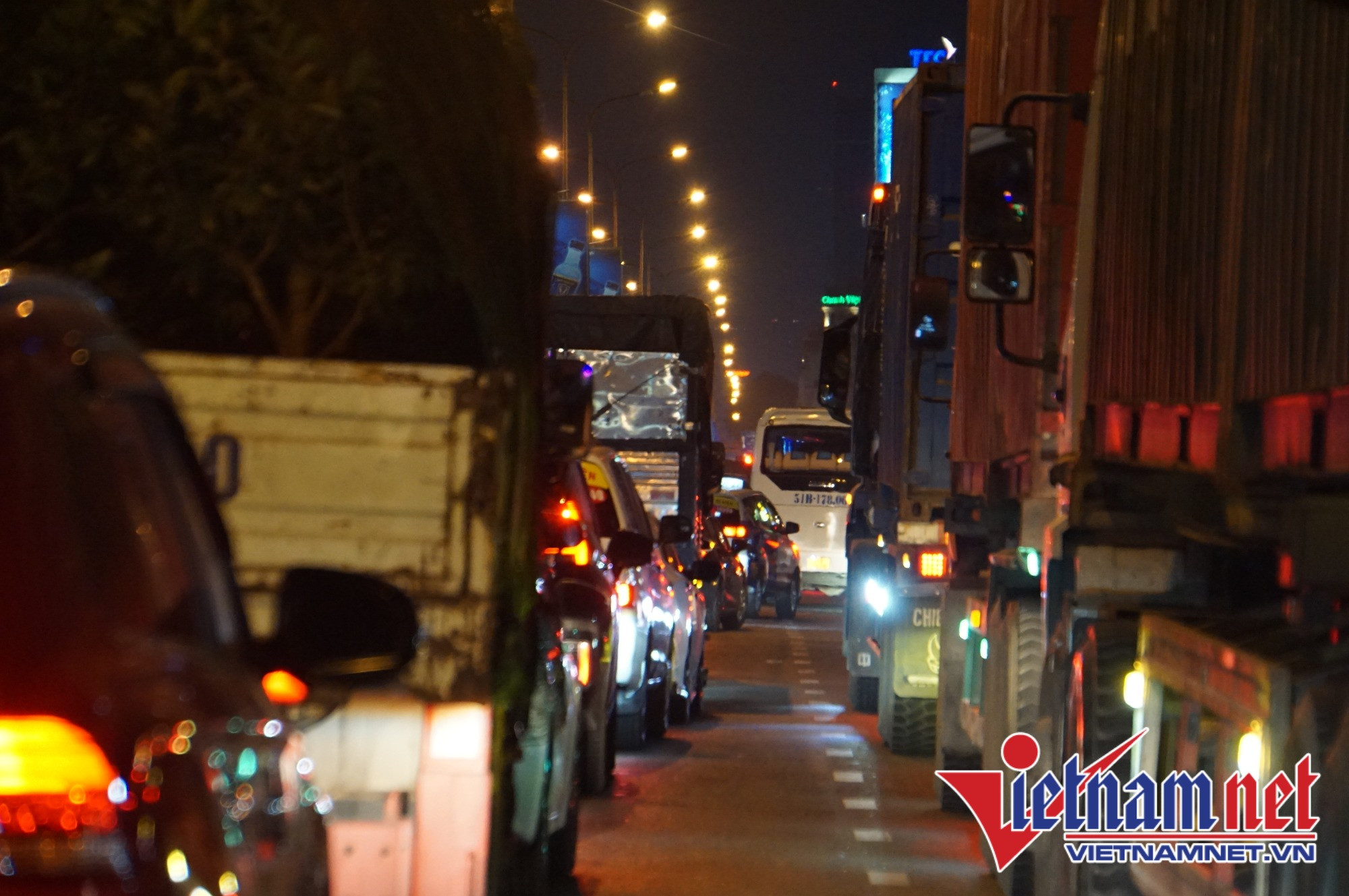 Giao thông rối loạn trên đường Cộng Hòa. Ô tô, xe tải, xe container phải xếp hàng dài, kín mặt đường. Trong khi đó, người điều khiển xe máy phải chạy len lỏi rất khó khăn giữa dòng xe. 