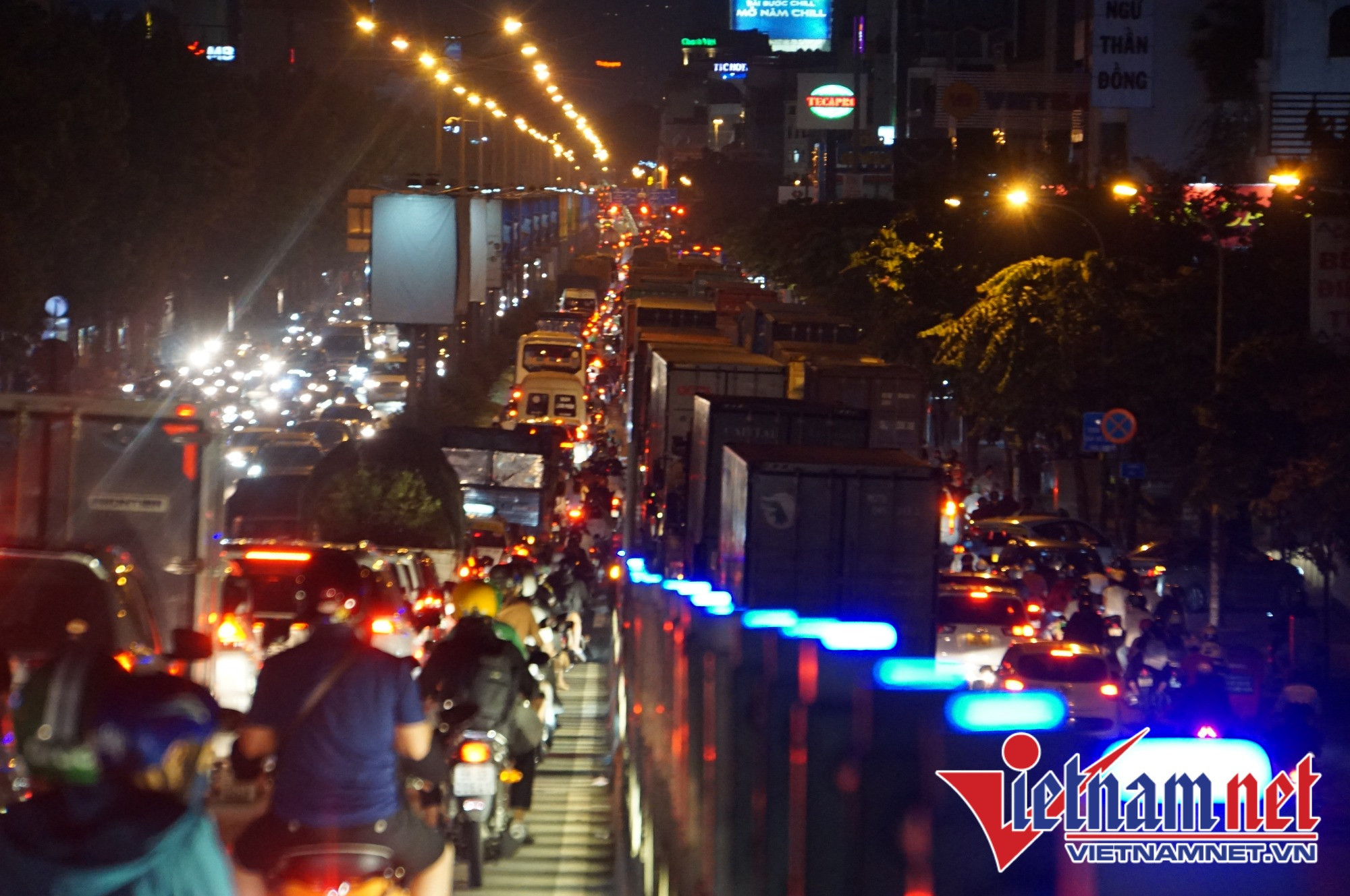 Đường Cộng Hòa, đoạn từ cầu vượt Hoàng Hoa Thám về vòng xoay Lăng Cha Cả giao thông tê liệt