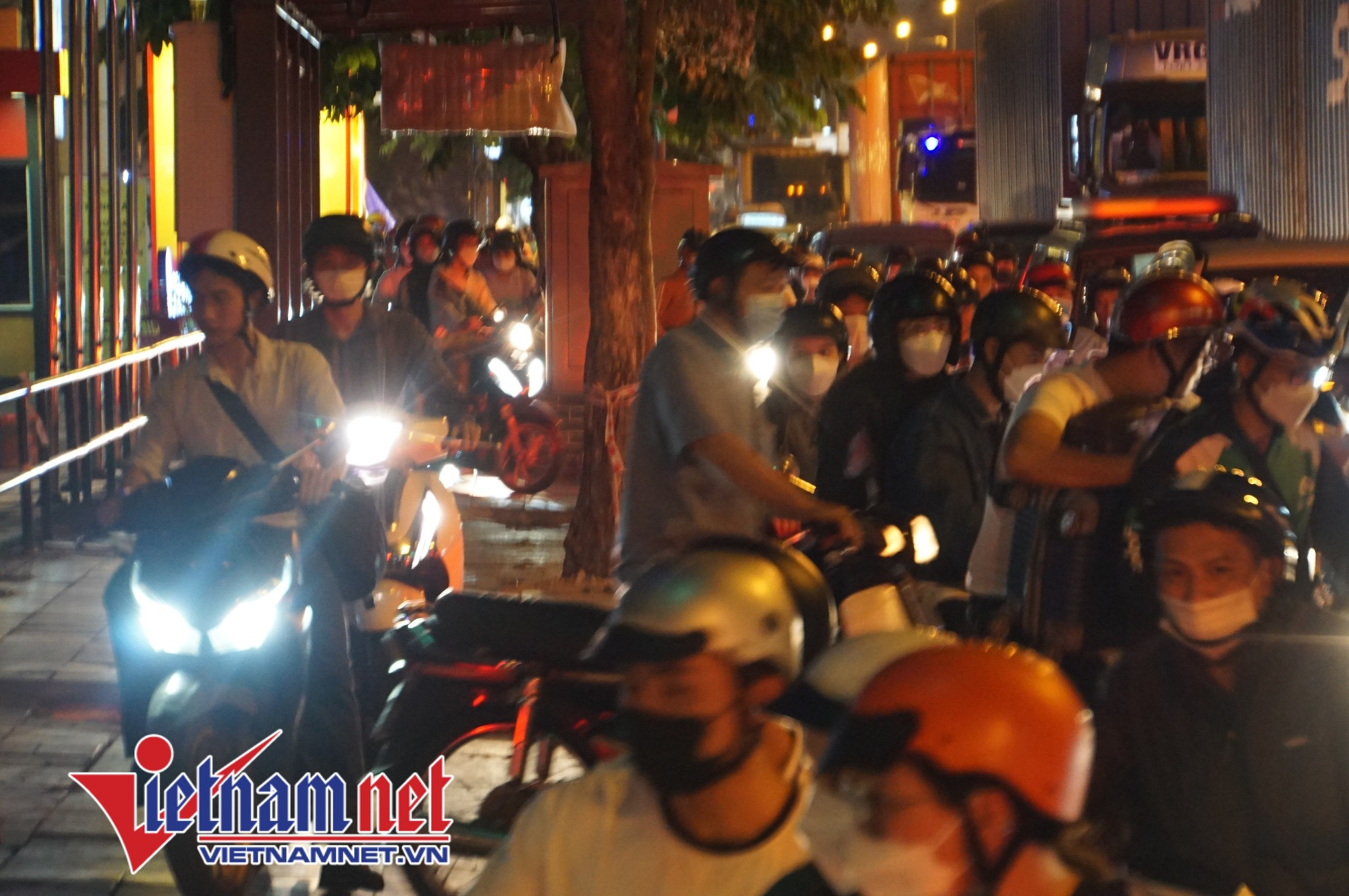 Nhiều người cố leo lên vỉa hè để di chuyển do phía dưới lòng đường đã không còn chỗ để 'điền vào chỗ trống'